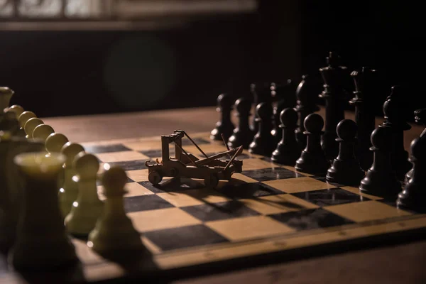 Mittelalterliche Kampfszene Mit Katapult Auf Dem Schachbrett Schachbrettspiel Konzept Von — Stockfoto