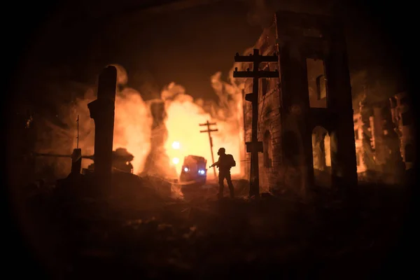 Пустая Улица Сгоревшего Города Пламя Земле Вдалеке Взрывы Дыма Апокалиптический — стоковое фото