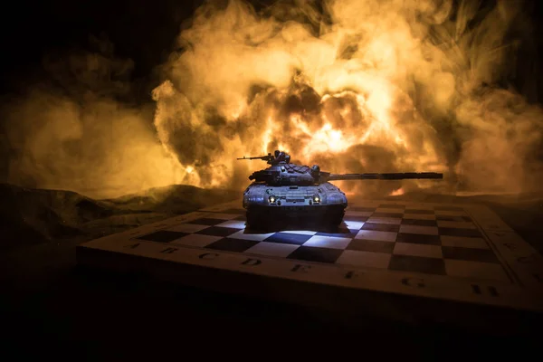ロシアとウクライナの間の戦争 爆発の暗い背景にチェスボードとタンクを使用して戦争の概念的なイメージ ウクライナとロシアの危機 政治的紛争 選択的焦点 — ストック写真