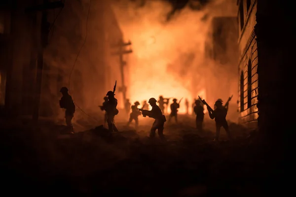 구경의 라이플 화재와 저격수 장면은 안개가 아래서 실루엣 과싸우는 장면이다 — 스톡 사진
