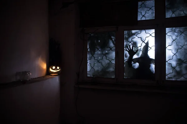 可怕的万圣节南瓜晚上出现在神秘房子的窗户里 或者出现在南瓜和恐怖的轮廓之间 有选择的重点 — 图库照片