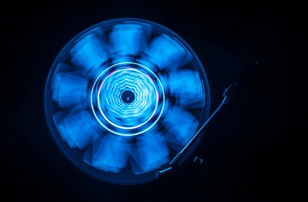 개념입니다 레코드에 연기의 트레일입니다 디스크 레코딩 어두운 배경에 턴테이블 레코드 — 스톡 사진