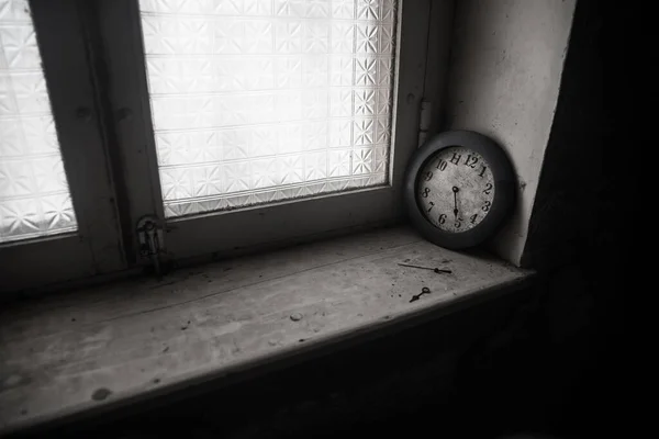 Old Vintage Blank Clock Dial Hand Old Wooden Windowsill Studio — Foto de Stock