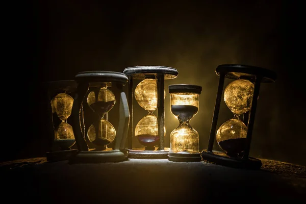 Hourglass Концепція Проходження Часу Дедлайну Бізнесу Терміновості Закінчення Часу Пісковий — стокове фото