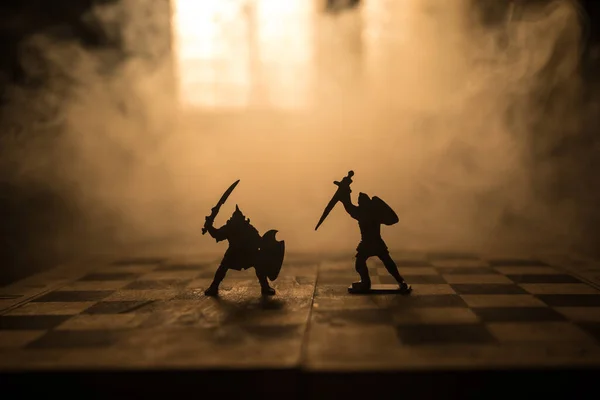 騎兵と歩兵のチェス盤で中世の戦いのシーン ビジネスのアイデアの競争と戦略のアイデア チェス ボード ゲーム コンセプト チェス計数煙と霧と暗い背景 — ストック写真