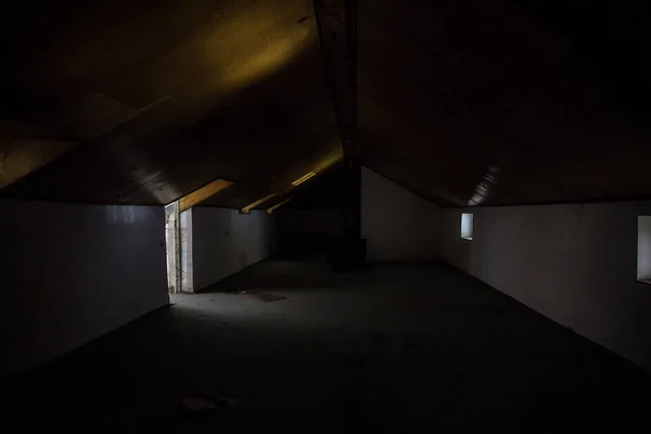 극적인 미묘한 조명된 룸에서 만들어진 신비한 분위기 — 스톡 사진