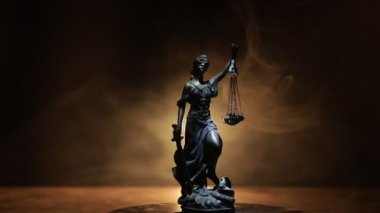 Kanun ya da diktatörlük kavramı yok. İsyan karşıtı polis miğferi tutan Adalet Anıtı. Renkli sisli arka planlı yaratıcı sanat dekorasyonu. Seçici odak