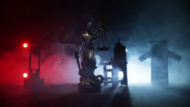 法律或犯罪和执行概念 死刑缩影在桌子上 只有一个人在夜晚等待处决 带有手铐 正义女神像和正义之槌的艺术品装饰 — 图库视频影像