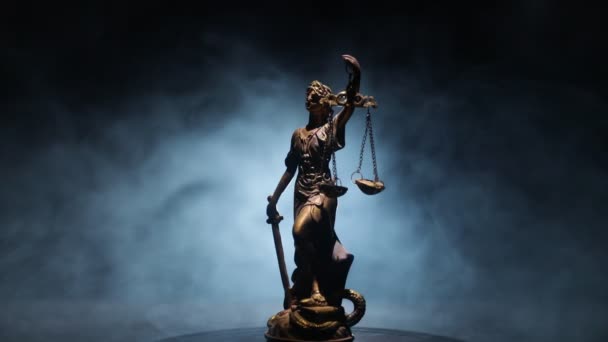 Kein Gesetz Oder Diktaturkonzept Die Statue Der Gerechtigkeit Mit Schutzhelm — Stockvideo