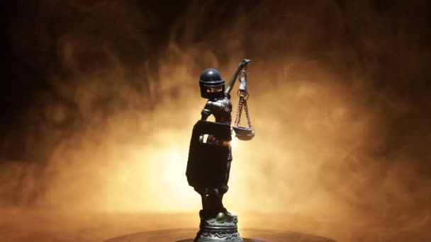 Hay Ley Concepto Dictadura Estatua Justicia Con Casco Antidisturbios Policía — Vídeos de Stock