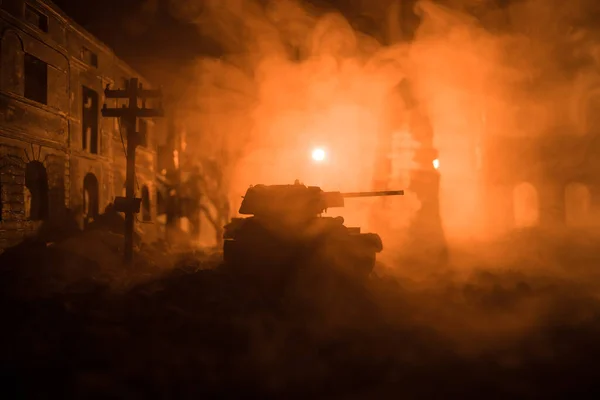 战争概念 军事轮廓在战争的雾天背景下的战斗场景 第二次世界大战的士兵轮廓在乌云的天空下的夜晚 在被毁的城市战斗 有选择的重点 — 图库照片