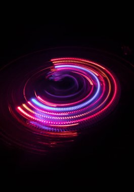 Müzik Dj konsepti. Yangın ve duman vinil kayıt üzerinde iz. Vinil disk yazma. Pikap vinil plak çalar koyu arka plan üzerinde. Seçici odak