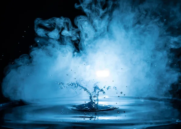 Вода Брызгает Темном Туманном Фоне Селективный Фокус — стоковое фото