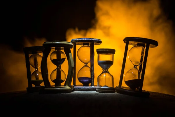 Hourglass Έννοια Πέρασμα Του Χρόνου Για Την Επιχειρηματική Προθεσμία Επείγον — Φωτογραφία Αρχείου