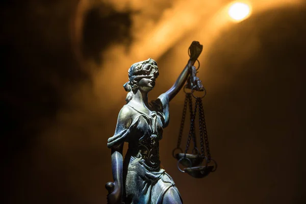 Hay Ley Concepto Dictadura Estatua Justicia Con Casco Antidisturbios Policía — Foto de Stock