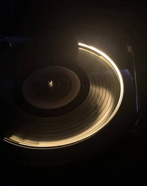 音楽の のコンセプト ビニール レコードの煙と火のトレイル ビニール ディスクを書き込み 暗い背景にターン テーブル ビニール レコード — ストック写真