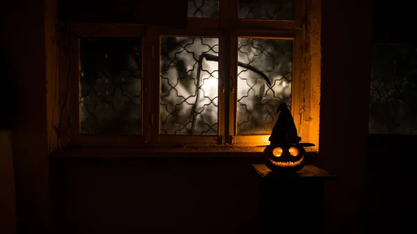 어두운 핼러윈 호박은 창문에 있거나 창문에 할로윈 공포의 실루엣 선택적 — 스톡 사진