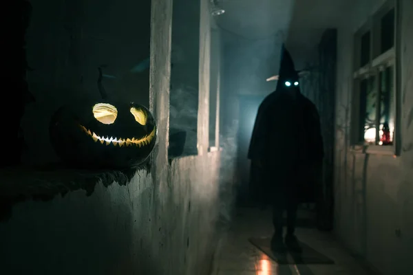 Halloween Konceptet Läskig Siluett Den Mörka Korridoren Med Pumpahuvud Tonat — Stockfoto