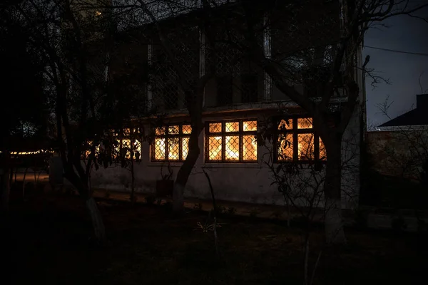 Старый Дом Призраком Лесу Ночью Заброшенный Дом Привидениями Тумане Старое — стоковое фото