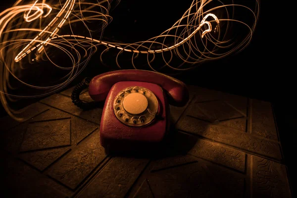 Vieux Téléphone Rouge Sur Surface Pierre Grunge Avec Fond Sombre — Photo