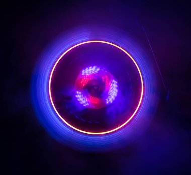 Müzik Dj konsepti. Yangın ve duman vinil kayıt üzerinde iz. Vinil disk yazma. Pikap vinil plak çalar koyu arka plan üzerinde. Seçici odak