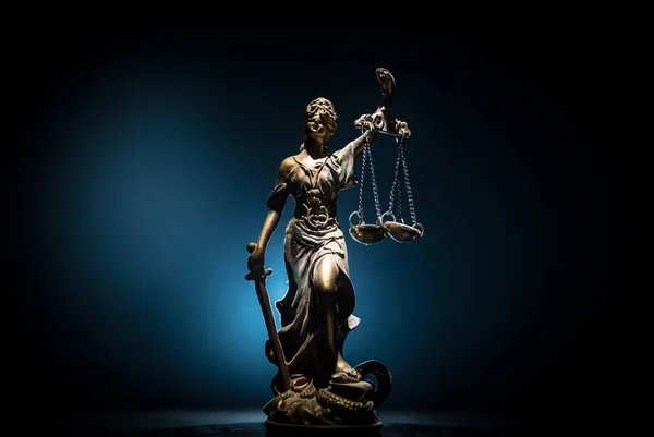 Kein Gesetz Oder Diktaturkonzept Die Statue Der Gerechtigkeit Mit Schutzhelm — Stockfoto