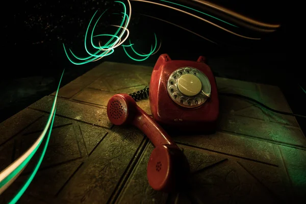 Grunge Stone Yüzeyindeki Eski Kırmızı Telefon Sanatın Karanlık Arka Planında — Stok fotoğraf