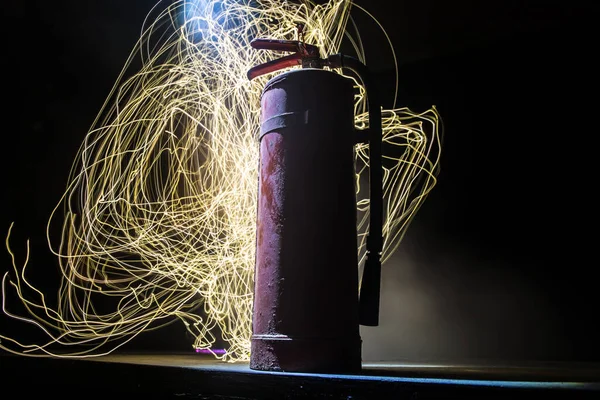 Έννοια Πυροπροστασίας Παλιός Πυροσβεστήρας Σκούρο Ομιχλώδες Φόντο Φως Επιλεκτική Εστίαση — Φωτογραφία Αρχείου