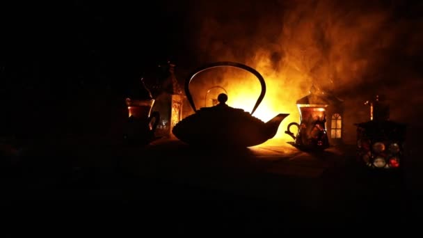 ライトと煙と暗い背景に石の表面に東部の軽食とガラスのアラビア茶 東茶の概念 選択的焦点 — ストック動画