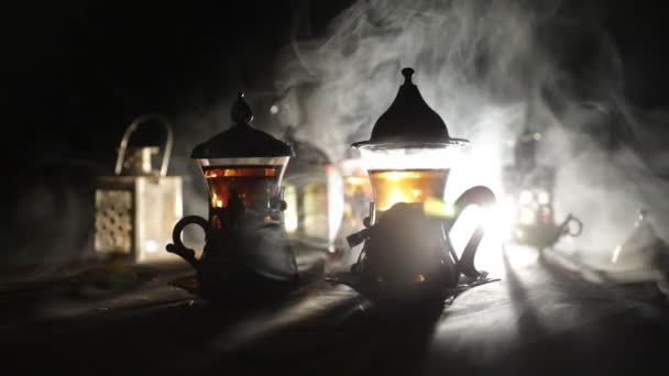 阿拉伯茶 玻璃与东方小吃在石头表面黑暗的背景与灯光和烟雾 东方茶的概念 有选择的重点 — 图库视频影像