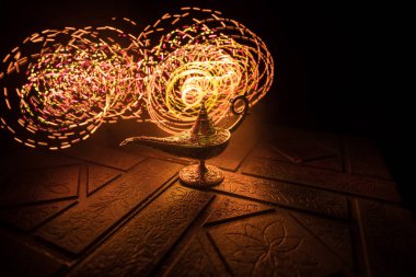 Antik Aladdin Arap geceleri, yumuşak beyaz dumanlı, karanlık arka planlı, cin tarzı yağ lambası. Dilek lambası konsepti