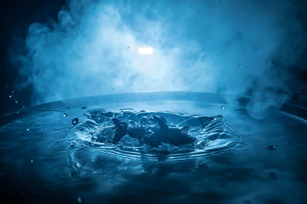 Вода Брызгает Темном Туманном Фоне Селективный Фокус — стоковое фото