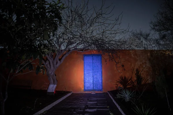 Volle Maan Boven Rustig Dorp Nachts Oranje Muur Met Blauwe — Stockfoto