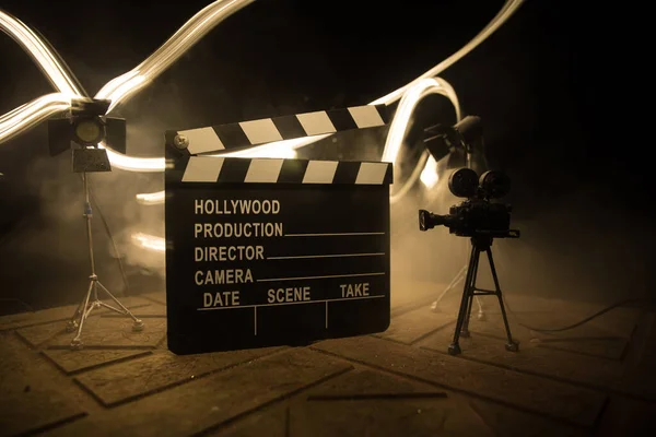 Концепція Фільму Мініатюрний Фільм Встановлений Темному Тонованому Фоні Туманом Порожнім — стокове фото