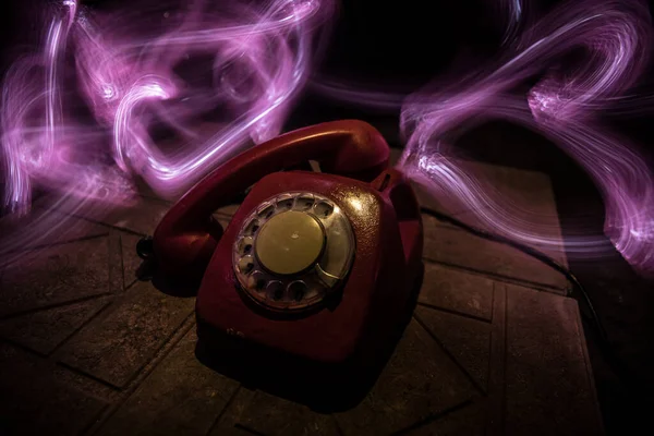 Altes Rotes Telefon Auf Grunge Steinoberfläche Mit Dunklem Hintergrund Mit — Stockfoto