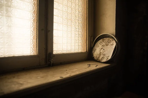Old Vintage Blank Clock Dial Hand Old Wooden Windowsill Studio — Stok fotoğraf