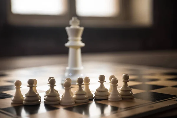 ビジネスアイデア 競争と戦略のチェスボードゲームの概念 煙と霧の暗い背景にチェスの数字 選択的焦点 — ストック写真