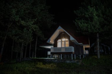 Geceleri ormanda, bulutlu ve yıldızlı bir dağ manzarası, ay ya da antika bir kır evi. Soğuk Sonbahar gecesi