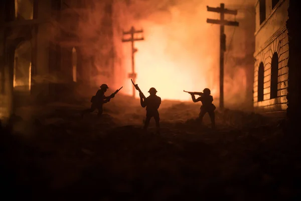 Büyük Kalibreli Tüfekli Ordu Keskin Nişancısı Ateş Dumanın Içinde Duruyor — Stok fotoğraf