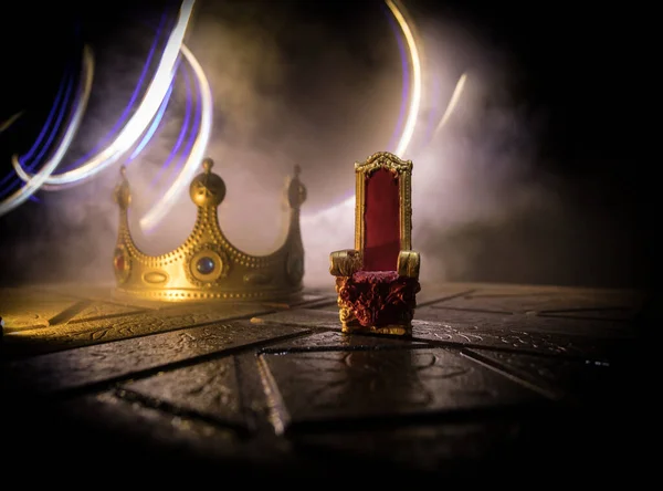 Κόκκινη Βασιλική Καρέκλα Μινιατούρα Ξύλινο Τραπέζι Θέση Για Τον Βασιλιά — Φωτογραφία Αρχείου