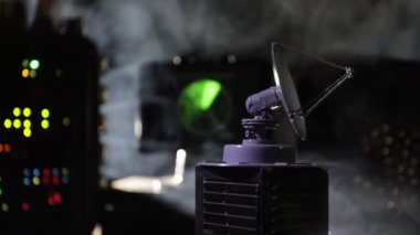 Yaratıcı sanat dekorasyonu. Askeri bir kavram. Hava savunma donanım işyeri vintage tarzı. Kontrol ekipmanlarına karşı uydu antenleri veya radyo antenleri. 