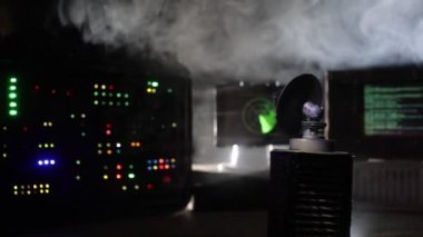 Yaratıcı sanat dekorasyonu. Askeri bir kavram. Hava savunma donanım işyeri vintage tarzı. Kontrol ekipmanlarına karşı uydu antenleri veya radyo antenleri. 