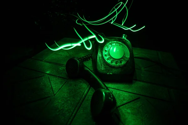 Старый Красный Телефон Гранж Каменной Поверхности Искусством Темный Фон Туманом — стоковое фото