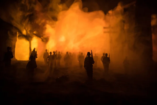 戦争の概念 戦場の霧の空を背景にした軍のシルエット 曇ったスカイラインの下の世界大戦兵士シルエット夜 荒廃した都市での戦い 選択的焦点 — ストック写真