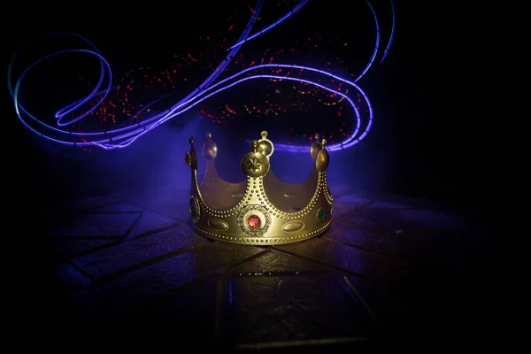 Низкий Ключевой Образ Красивых Королей Короной Над Деревянным Столом Винтажный — стоковое фото