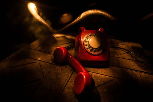 Telefone Vermelho Velho Superfície Pedra Grunge Com Arte Fundo Escuro — Fotografia de Stock