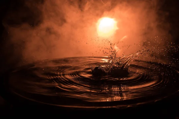Respingo Água Fundo Nebuloso Escuro Foco Seletivo — Fotografia de Stock