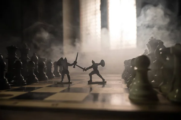 기병대와 체스판에 아이디어와 아이디어의 연기와 안개와 어두운 배경에 — 스톡 사진