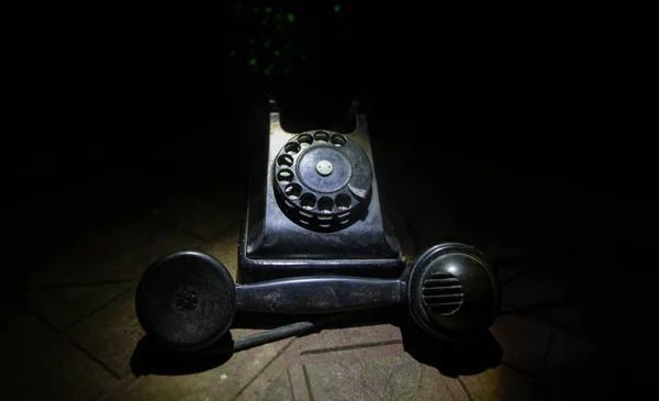 老黑色电话在老木板与艺术黑暗的背景与雾和色调的光 空旷的空间 选择性对焦 — 图库照片