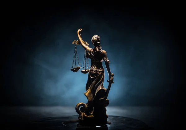 Жодного Закону Диктатури Статуя Правосуддя Поліцейським Шоломом Проти Заворушень Творче — стокове фото